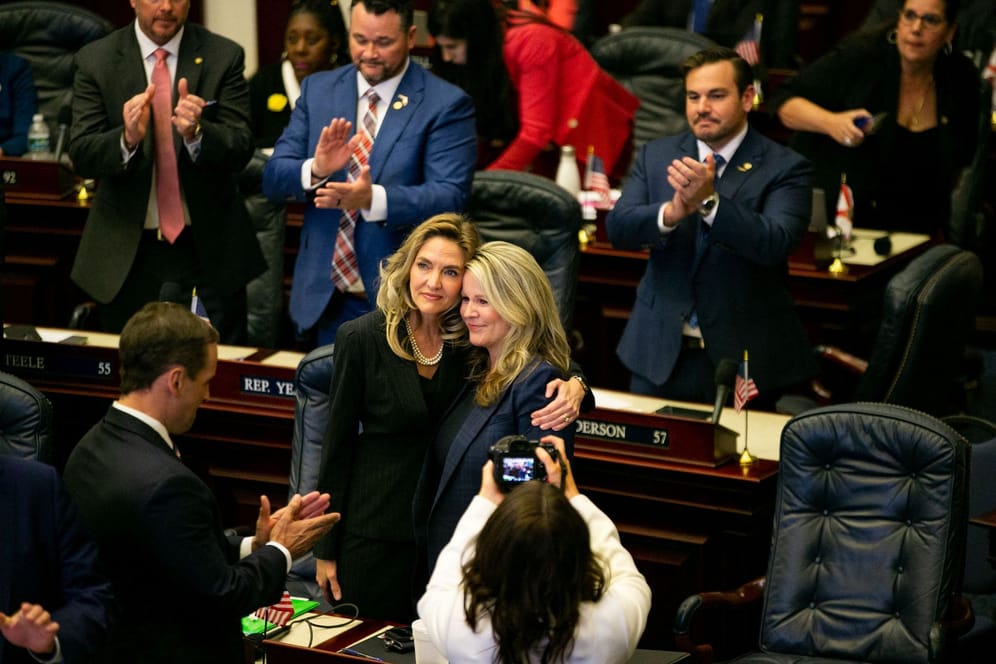 Die republikanischen Abgeordneten Jennifer Canady (l.) und Jenna Persons-Mulicka feiern das verschärfte Gesetz zur Abtreibung.