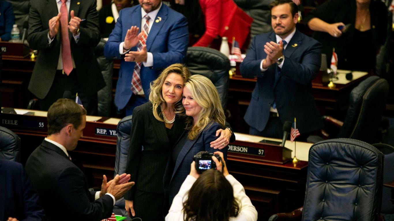 Die republikanischen Abgeordneten Jennifer Canady (l.) und Jenna Persons-Mulicka feiern das verschärfte Gesetz zur Abtreibung.