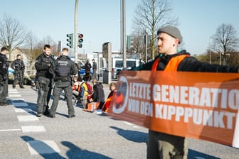 Aktivisten kleben auf der Billhorner Brückenstraße: Die Polizei ist vor Ort.