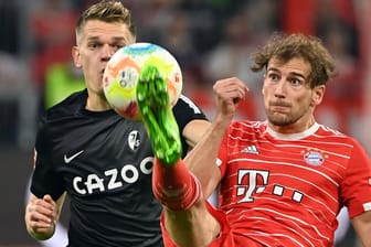 Szene aus der Bundesliga-Hinrunde: Bayerns Goretzka (r.) vor Freiburgs Ginter am Ball.