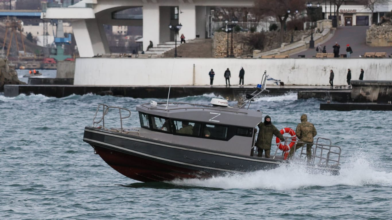 Ein russische Boot in Sewastopol (Archivbild): Russland befürchtet offenbar einen ukrainischen Angriff auf die Krim.