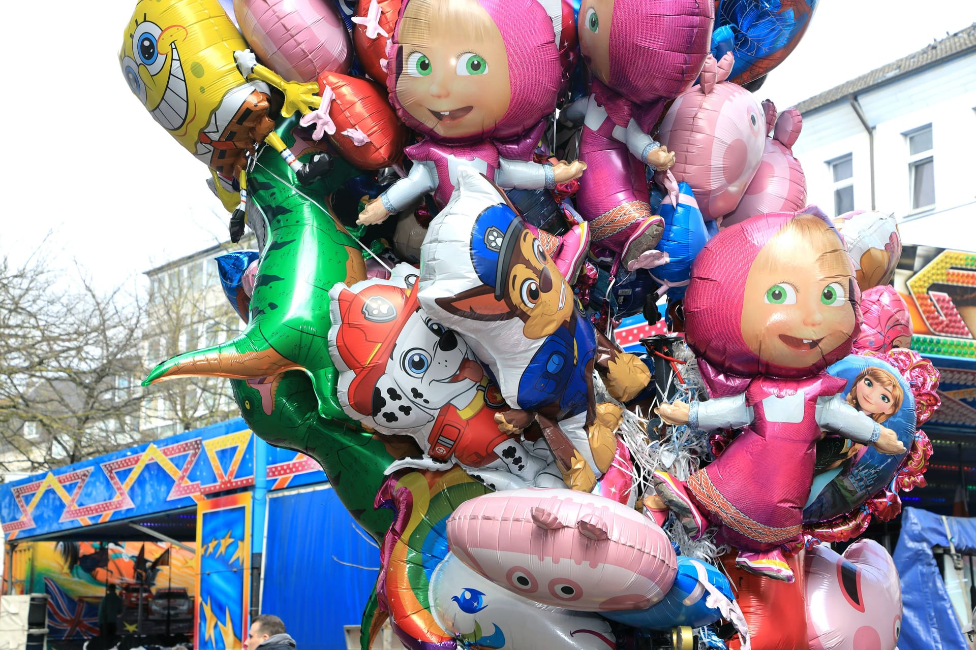 Luftballons auf einem Volksfest (Symbolbild): In Burgdorf sind zwei Mädchen auf dem Frühlingsfest mit einer Frau aneinandergeraten.