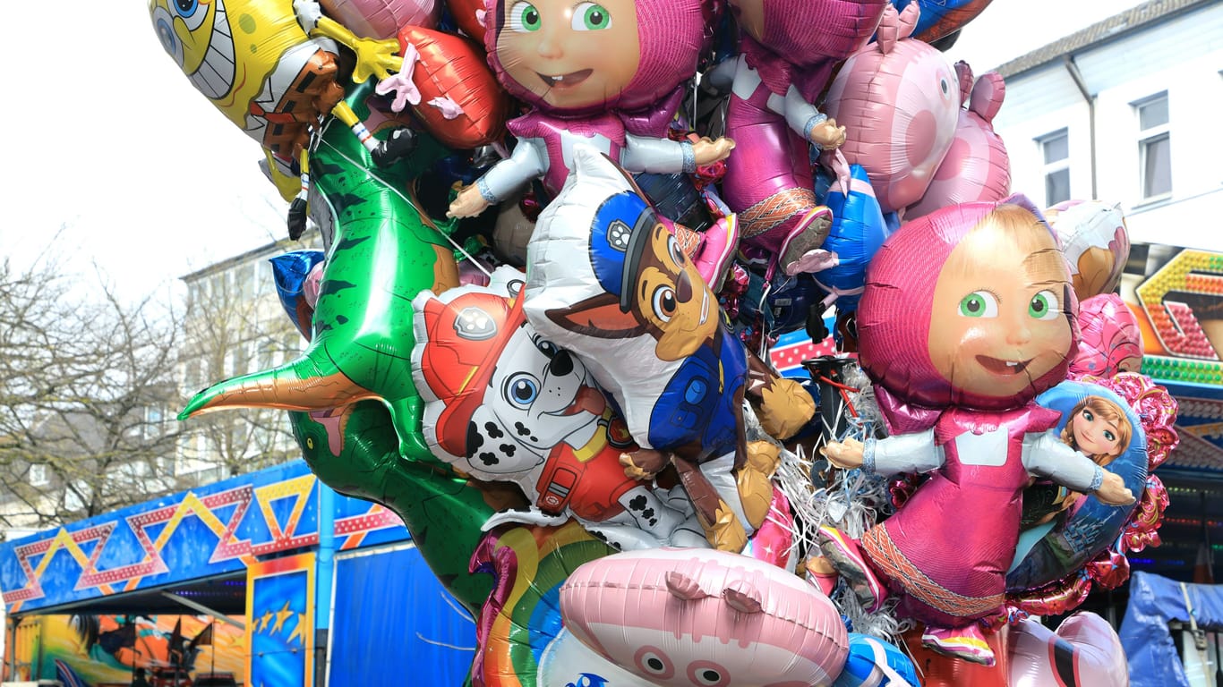 Luftballons auf einem Volksfest (Symbolbild): In Burgdorf sind zwei Mädchen auf dem Frühlingsfest mit einer Frau aneinandergeraten.