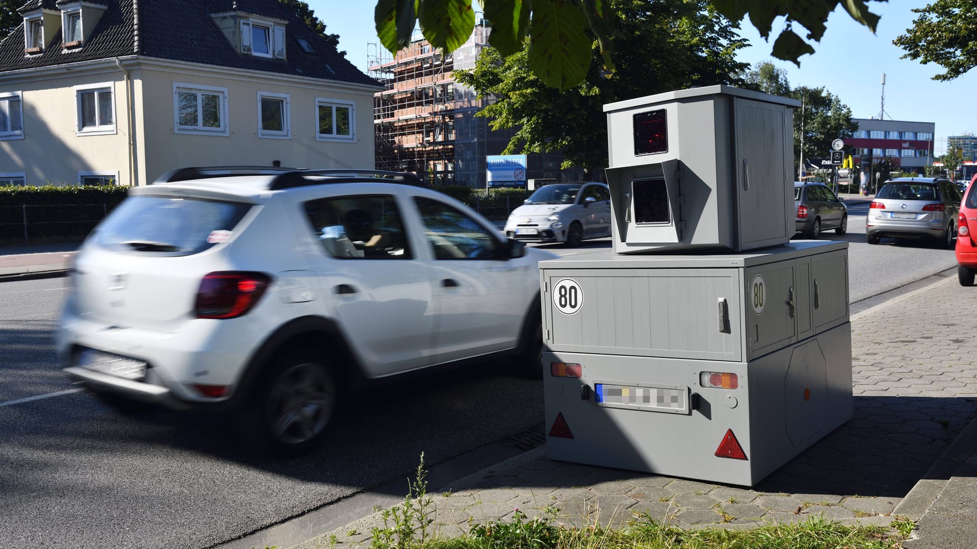 Blitzeranhänger am Curslacker Neuer Deich in Bergedorf: Temposündern geht es am Freitag in Hamburg an den Kragen.