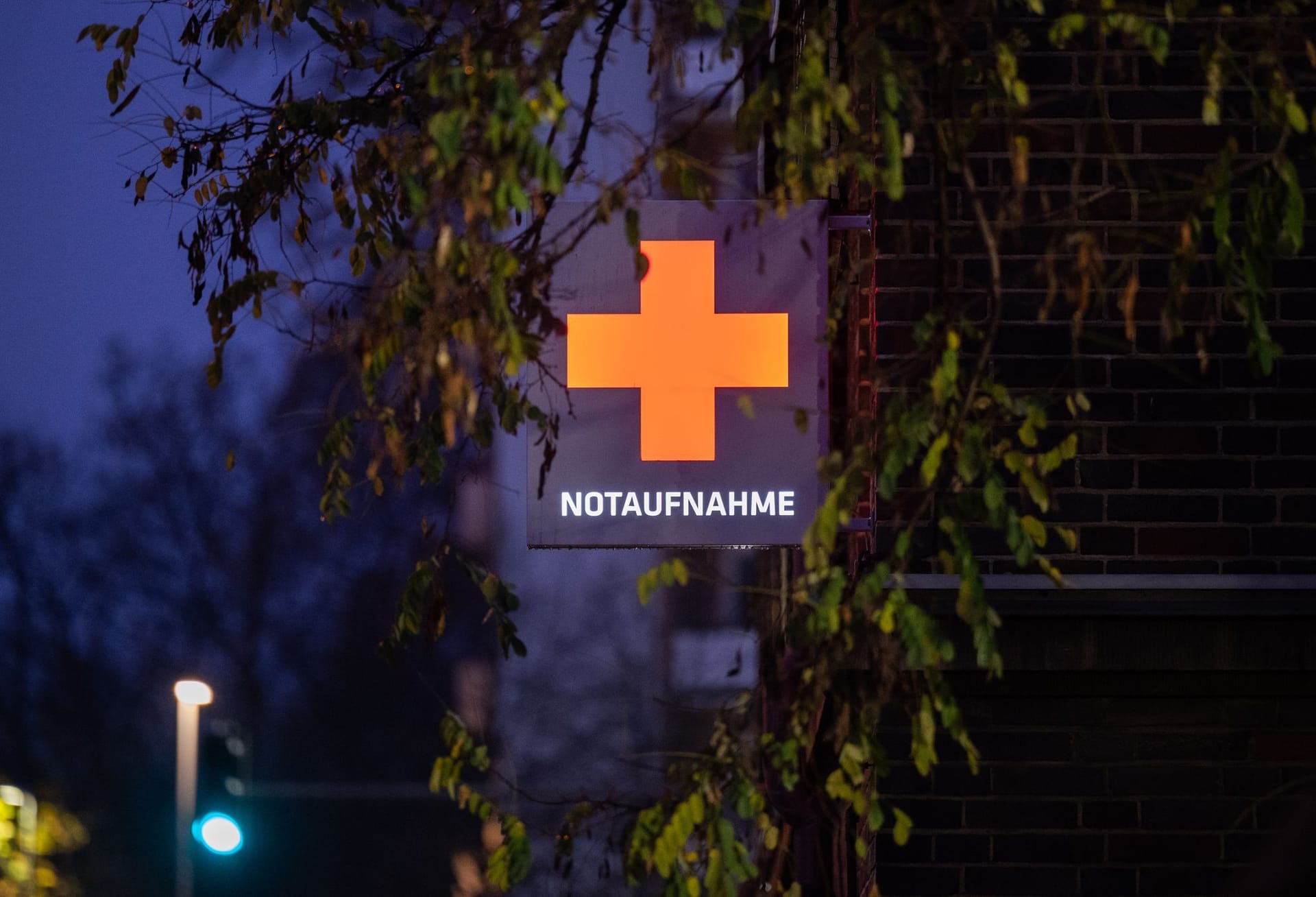 Ein Schild weist auf die Notaufnahme eines Krankenhauses hin (Symbolbild): Nahe Pritzerbe ist es zu einem tödlichen Unfall gekommen.