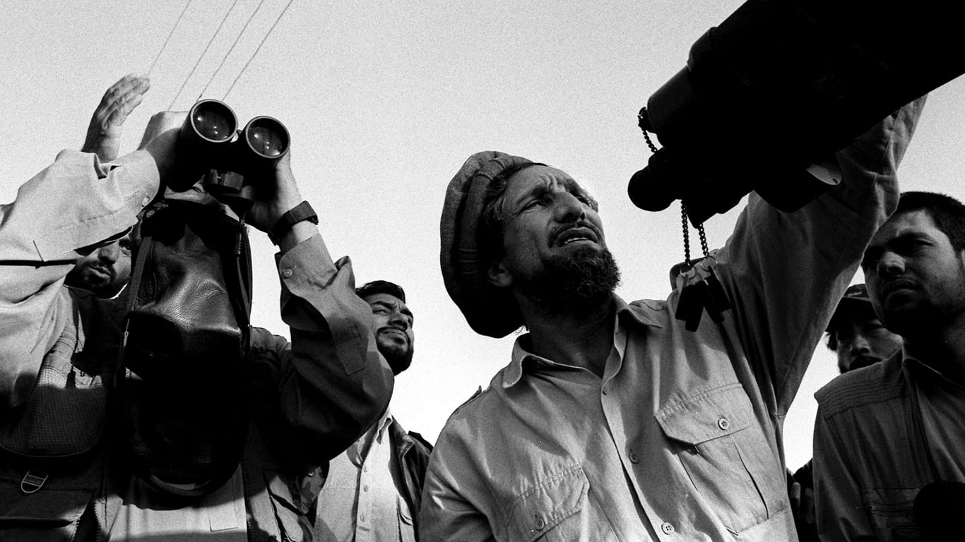 Ahmad Schah Massoud (Mitte, rechts): Bereits Ahmad Massouds Vater kämpfte gegen die Taliban.