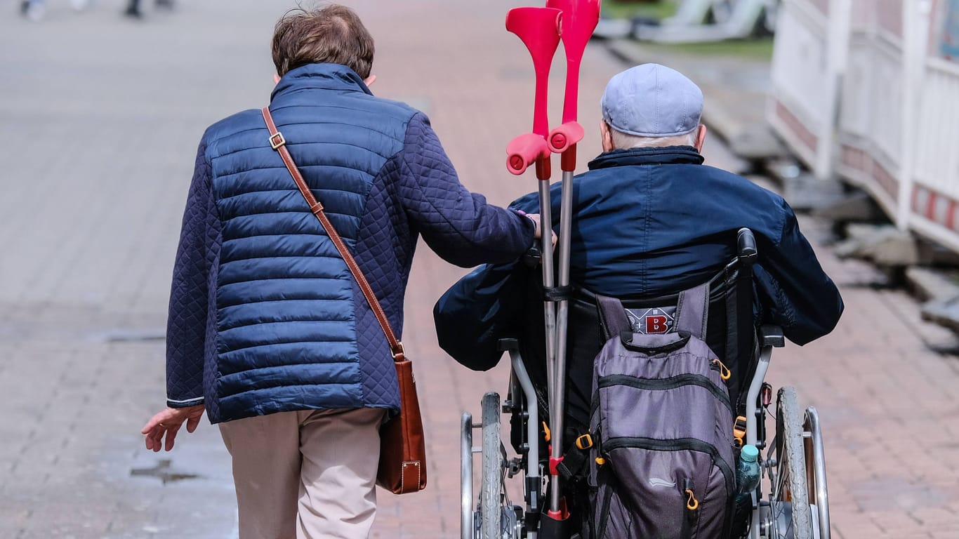 Zwei Senioren (Symbolbild): Die Rente erhöht sich ab dem 1. Juli.