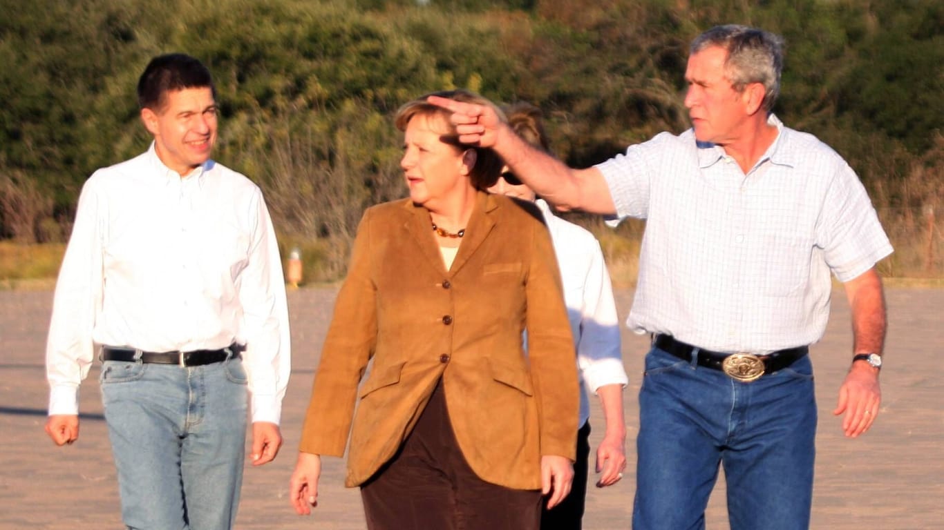 2007 lädt US-Präsident George W. Bush (r.) Angela Merkel und ihren Ehemann Joachim Sauer auf seiner Ranch nach Texas ein