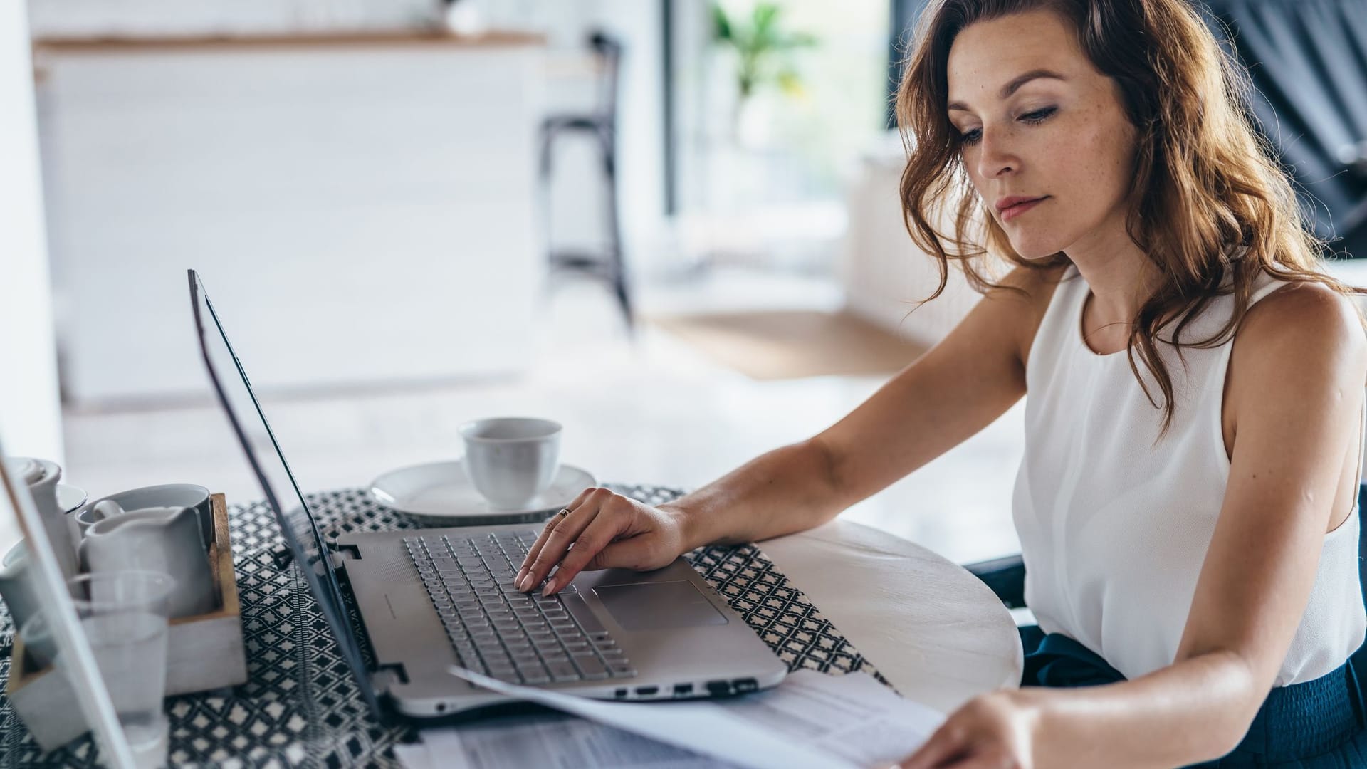 Eine Frau arbeitet am Laptop (Symbolbild): Entscheidend für die Höhe der Erbschaftsteuer ist der Verwandtschaftsgrad zum Erblasser.