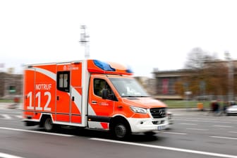 Rettungswagen der Feuerwehr (Symbolbild): Ein Mann war regungslos in seinem Wagen auf der Autobahn.