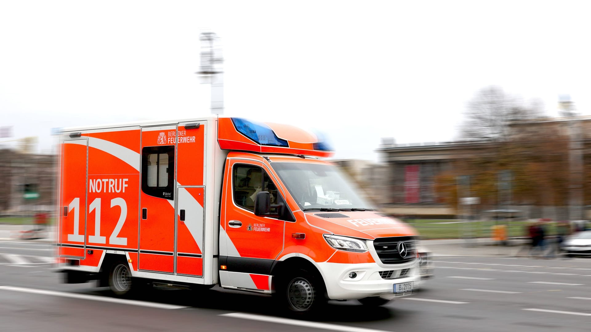 Rettungswagen der Feuerwehr (Symbolbild): Ein Mann war regungslos in seinem Wagen auf der Autobahn.