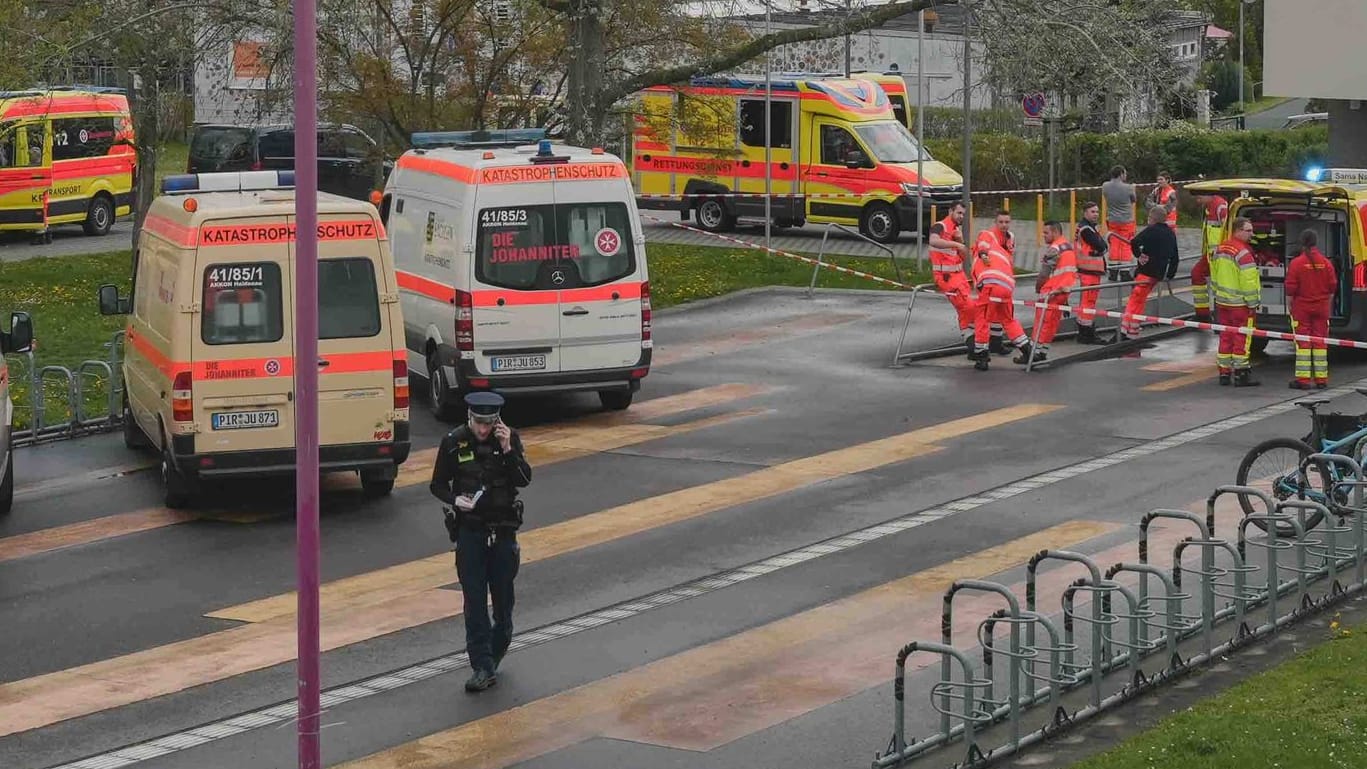 Der Parkplatz an der Schule: Die Helfer sind mit vielen Kräften vor Ort. Der Parkplatz an der Schule: Die Helfer sind mit vielen Kräften vor Ort.
