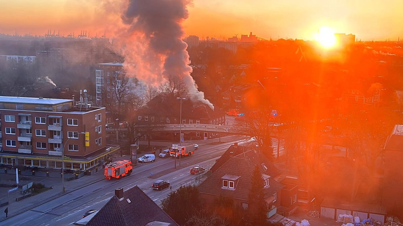 Dachstuhl einer Pizzeria brennt: Die Feuerwehr ist am frühen Morgen im Einsatz.