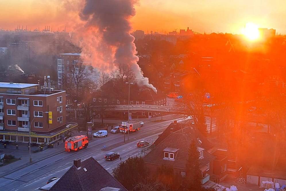 Dachstuhl einer Pizzeria brennt: Die Feuerwehr ist am frühen Morgen im Einsatz.