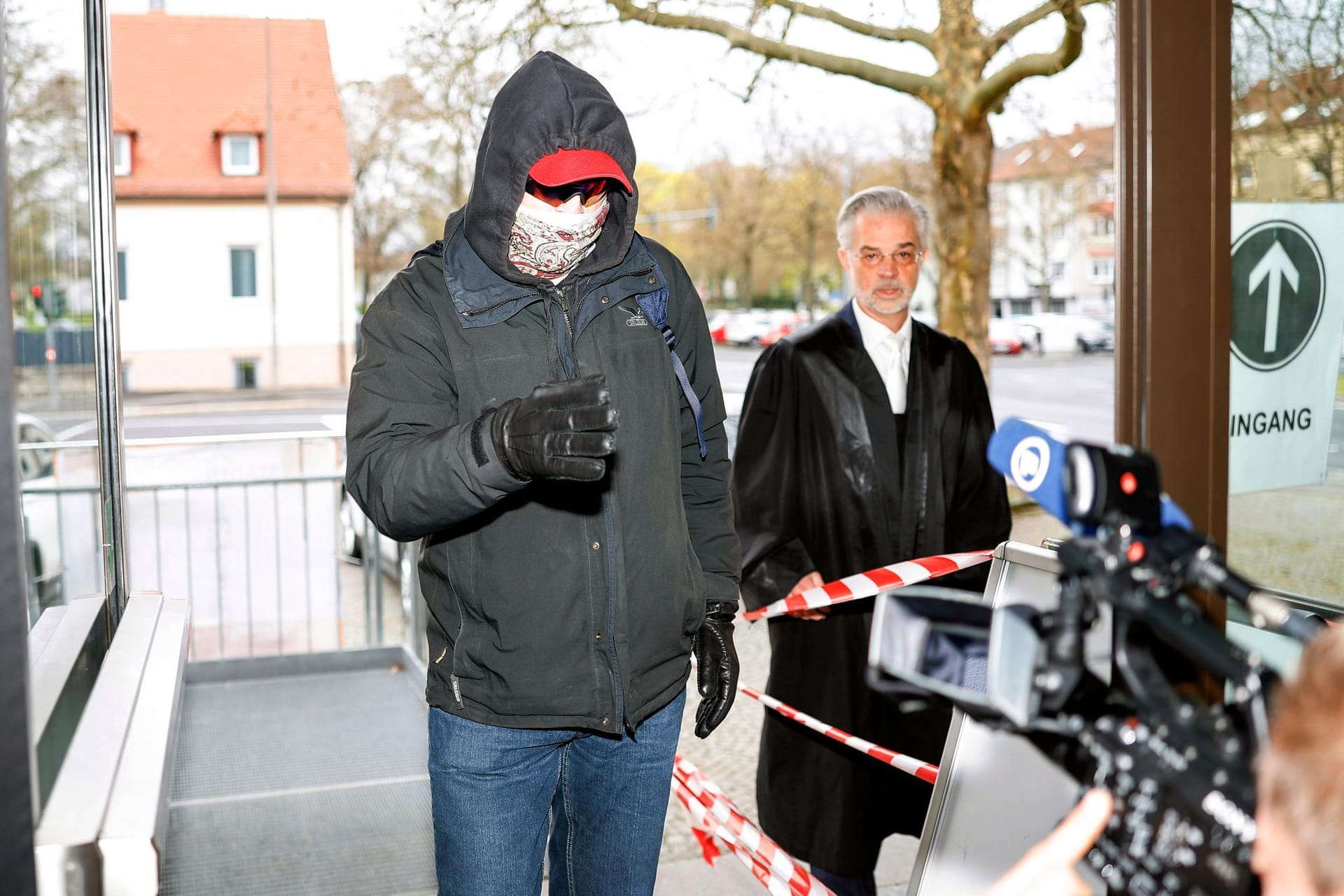 Der wegen Vergewaltigung und sexuellem Missbrauch angeklagte Arzt kommt am Landgericht Schweinfurt an. Er soll in seiner Praxis Straftaten begangen haben.