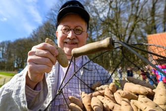Ein Mann hält den "Angeliter Tannenzapfen" in den Händen: Die Sorte gewann den diesjährigen Preis als "Kartoffel des Jahres".