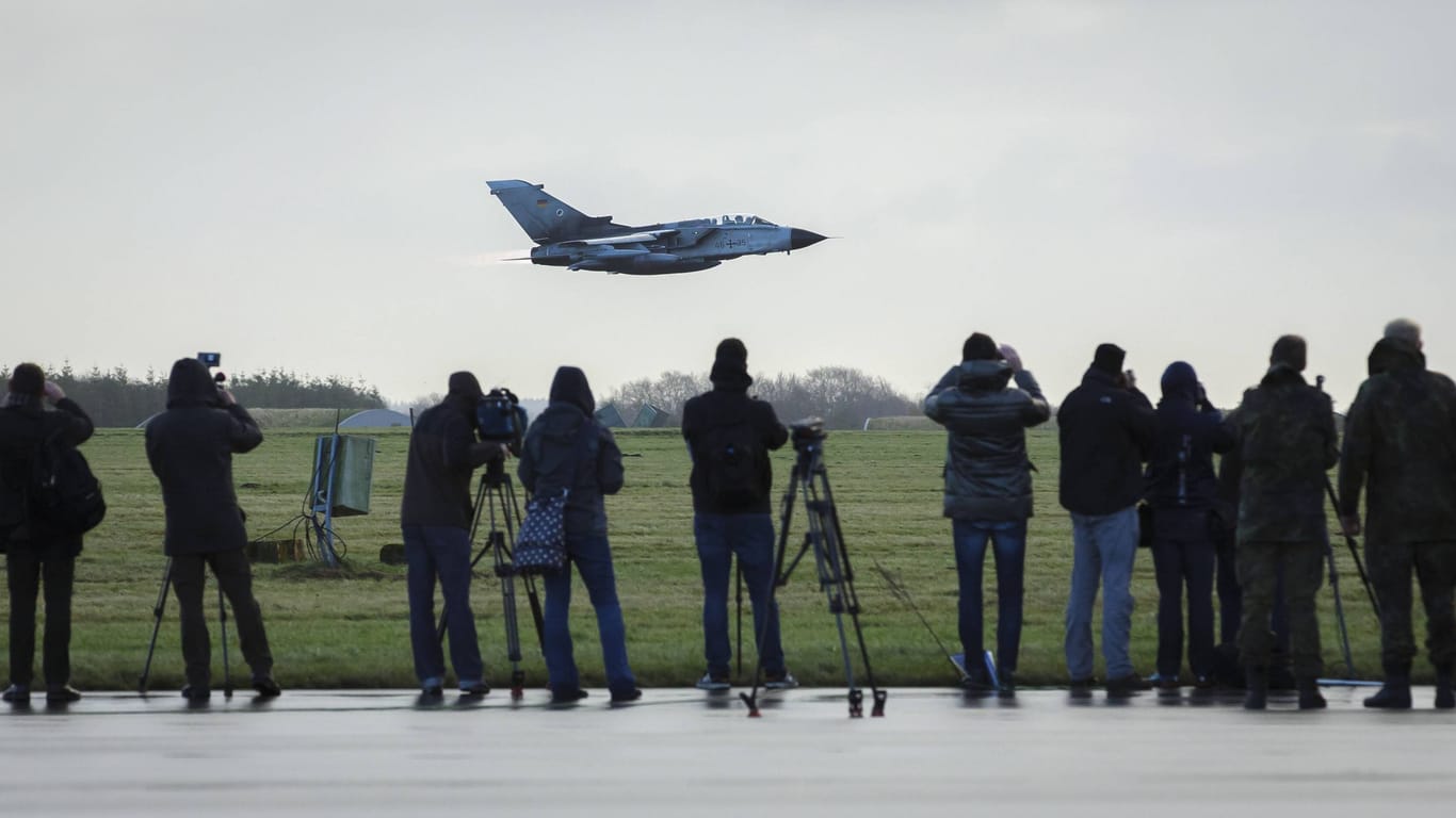 Start eines Kampfjets Tornado vom Fliegerhorst Jagel: Die Bundeswehr erwartet viele Schaulustige an den Flughäfen.
