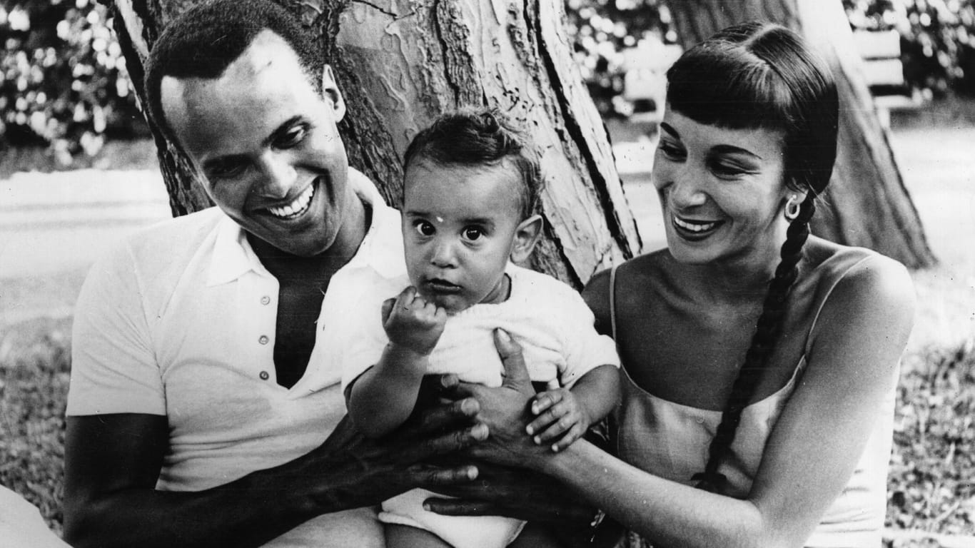1958: Harry Belafonte mit seiner damaligen Frau Julie Robynson and dem damals neun Monate alten Sohn David in Italien