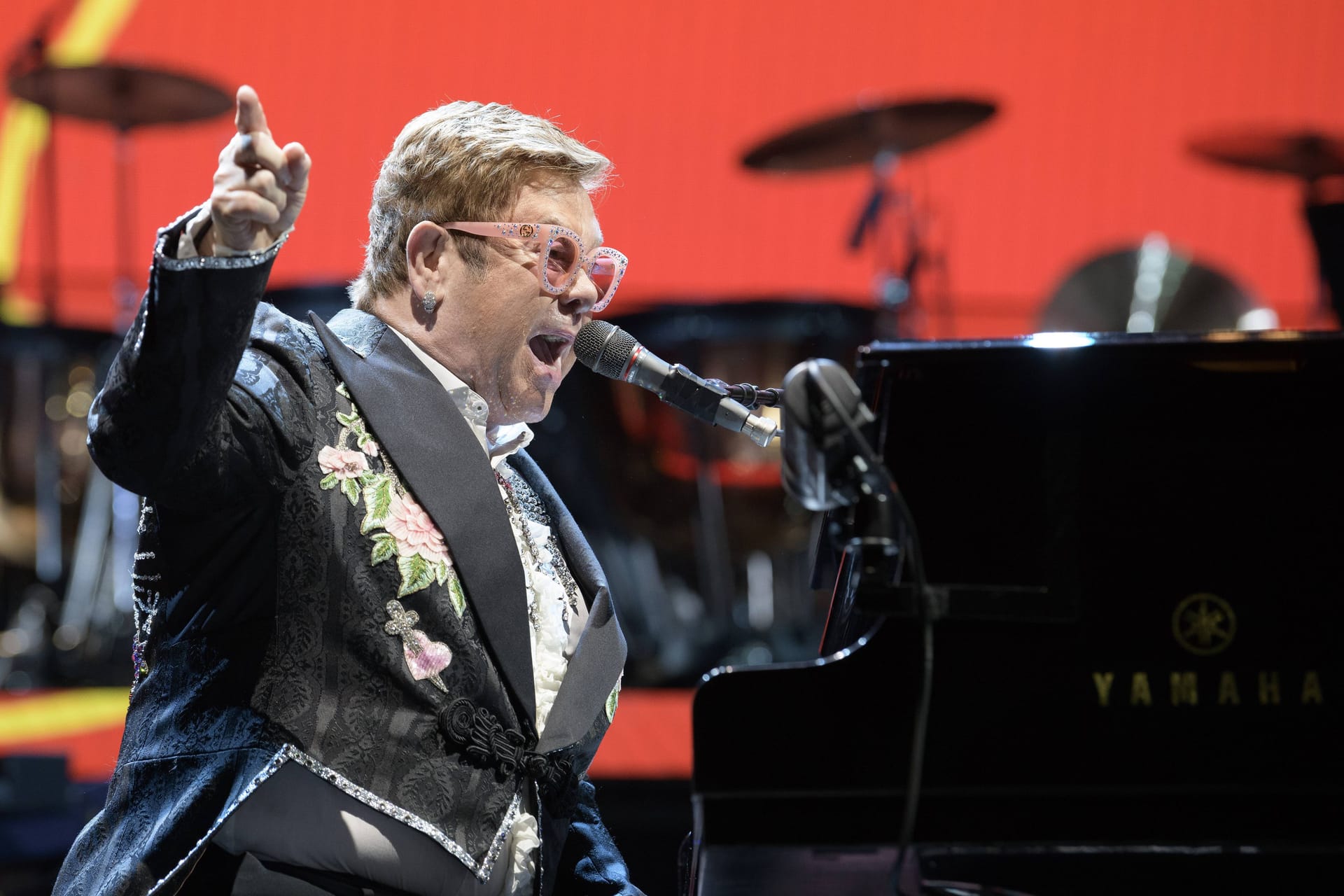 Elton John bei einem Konzert 2019 in der Münchner Olympiahalle (Archivbild): Am Donnerstag ist er möglicherweise das letzte Mal in München zu Gast.