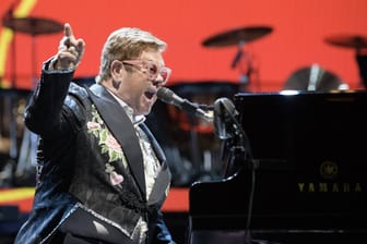 Elton John bei einem Konzert 2019 in der Münchner Olympiahalle (Archivbild): Am Donnerstag ist er möglicherweise das letzte Mal in München zu Gast.