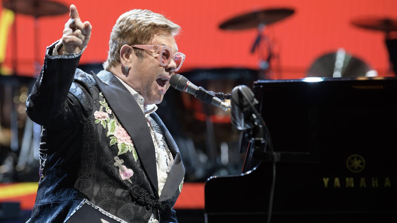 Elton John bei einem Konzert 2019 in der Münchner Olympiahalle (Archivbild): Am Donnerstag ist er möglicherweise das letzte Mal in München zu Gast.