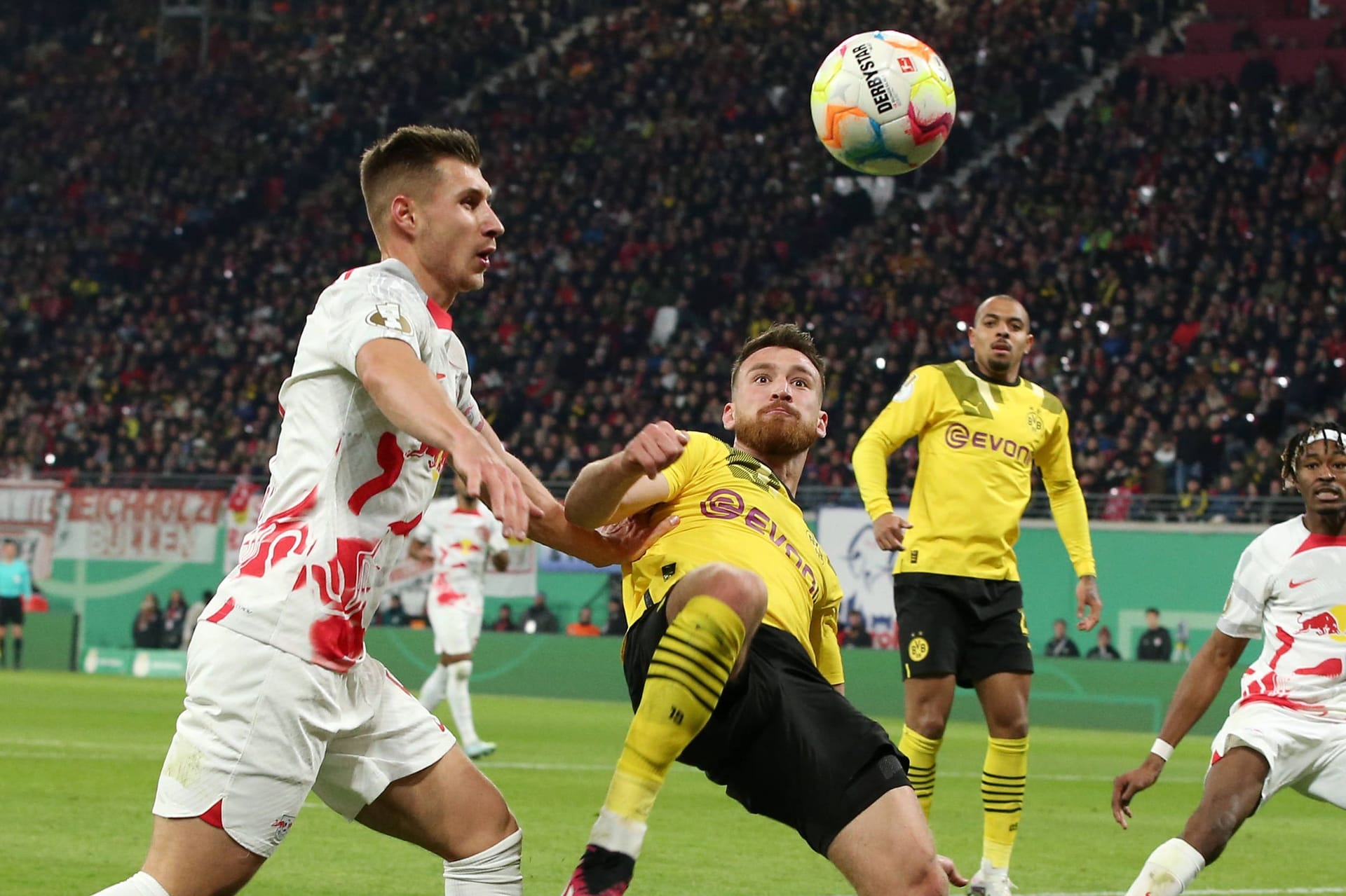 Willi Orban (l.) im Duell mit Salih Özcan: Kurzzeitig war es dunkel in Leipzig.