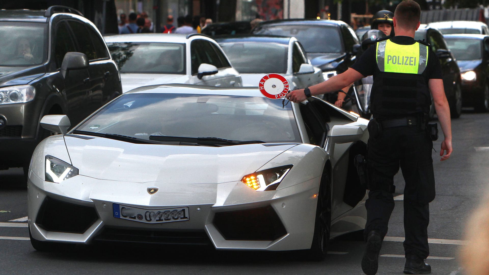 Ausfahrt beendet: Am Karfreitag will die Polizei verstärkt gegen Autoposer und Raser vorgehen.