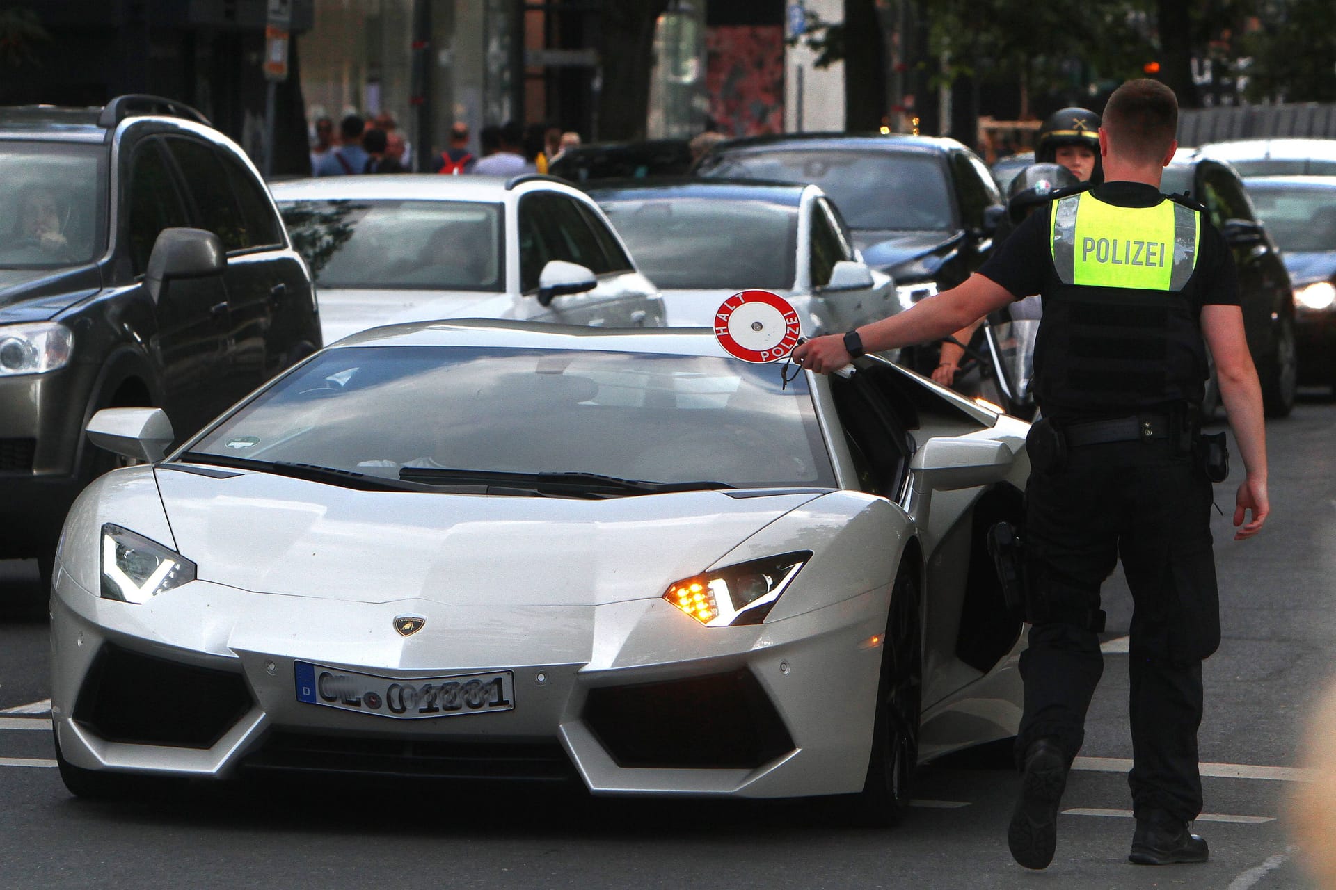 Ausfahrt beendet: Am Karfreitag will die Polizei verstärkt gegen Autoposer und Raser vorgehen.