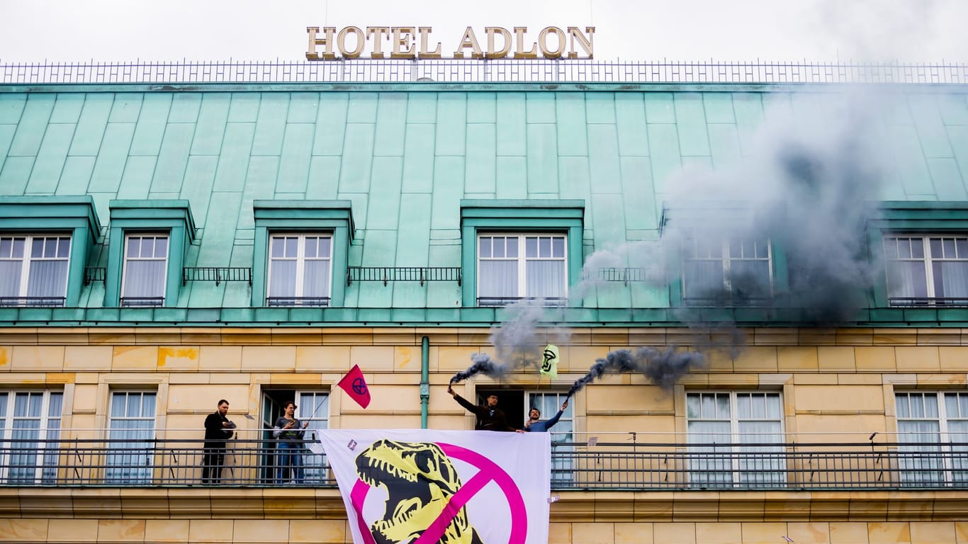 Aktivisten von "Extinction Rebellion" stehen auf einer Balustrade des Hotel Adlon: Die Gruppe hat ein Protestcamp im Invalidenpark aufgebaut.