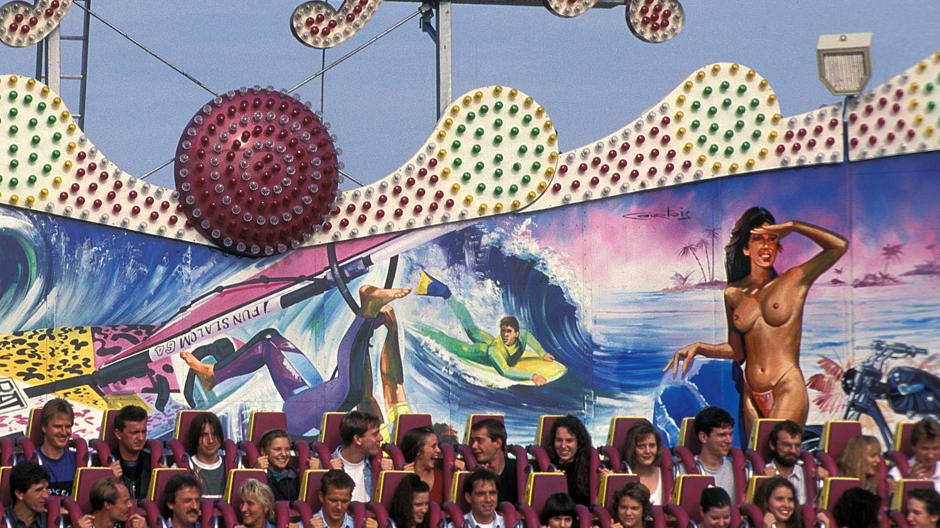 Das Fahrgeschäft "Top Spin" auf dem Oktoberfest in München (Archivbild): Dass darauf nackte Brüste gemalt sind, wollen die Grünen nicht mehr tolerieren.