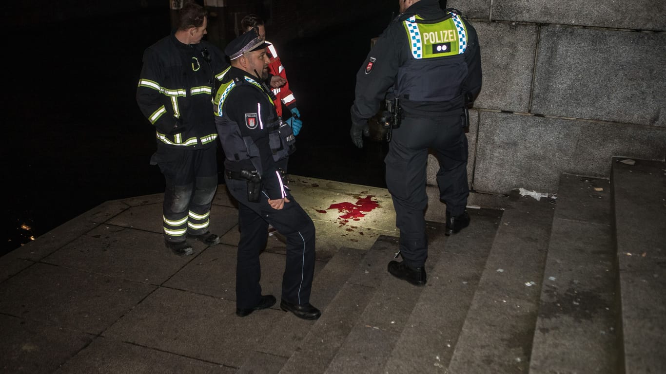 Polizisten an der Binnenalster in Hamburg: Dort wurde ein großer, roter Fleck gefunden – möglicherweise Blut.