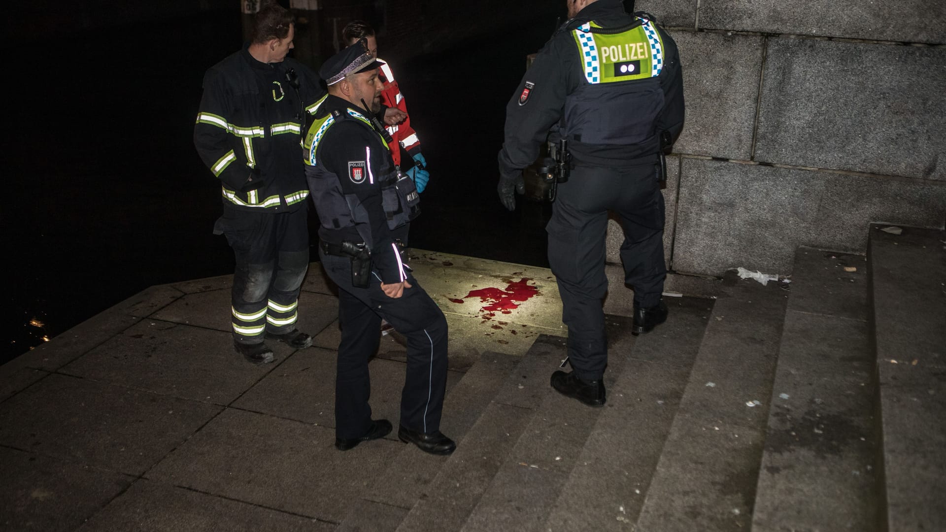 Polizisten an der Binnenalster in Hamburg: Dort wurde ein großer, roter Fleck gefunden – möglicherweise Blut. Polizisten an der Binnenalster in Hamburg: Dort wurde ein großer, roter Fleck gefunden – möglicherweise Blut.