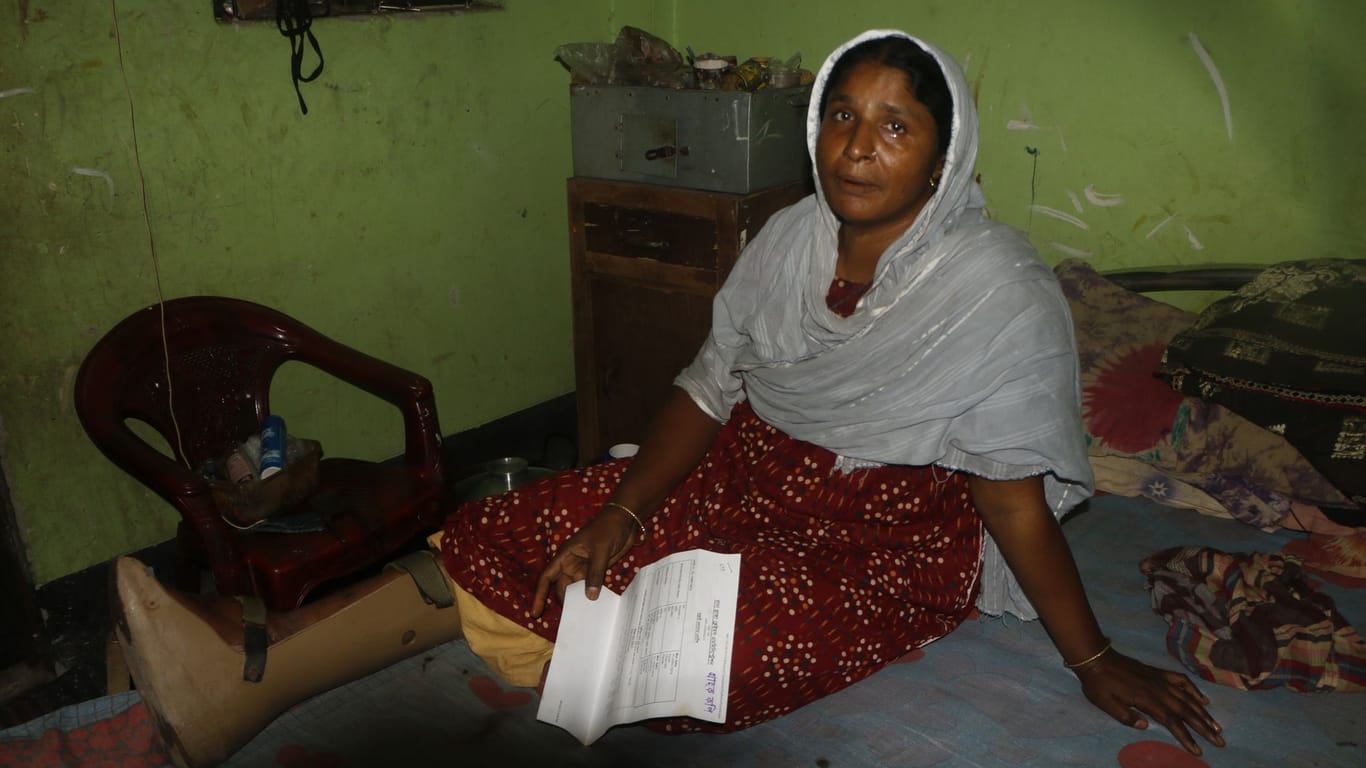 Nilufa Begum lag damals neun Stunden lang unter den Trümmern. Ihr Bein ist verstümmelt.