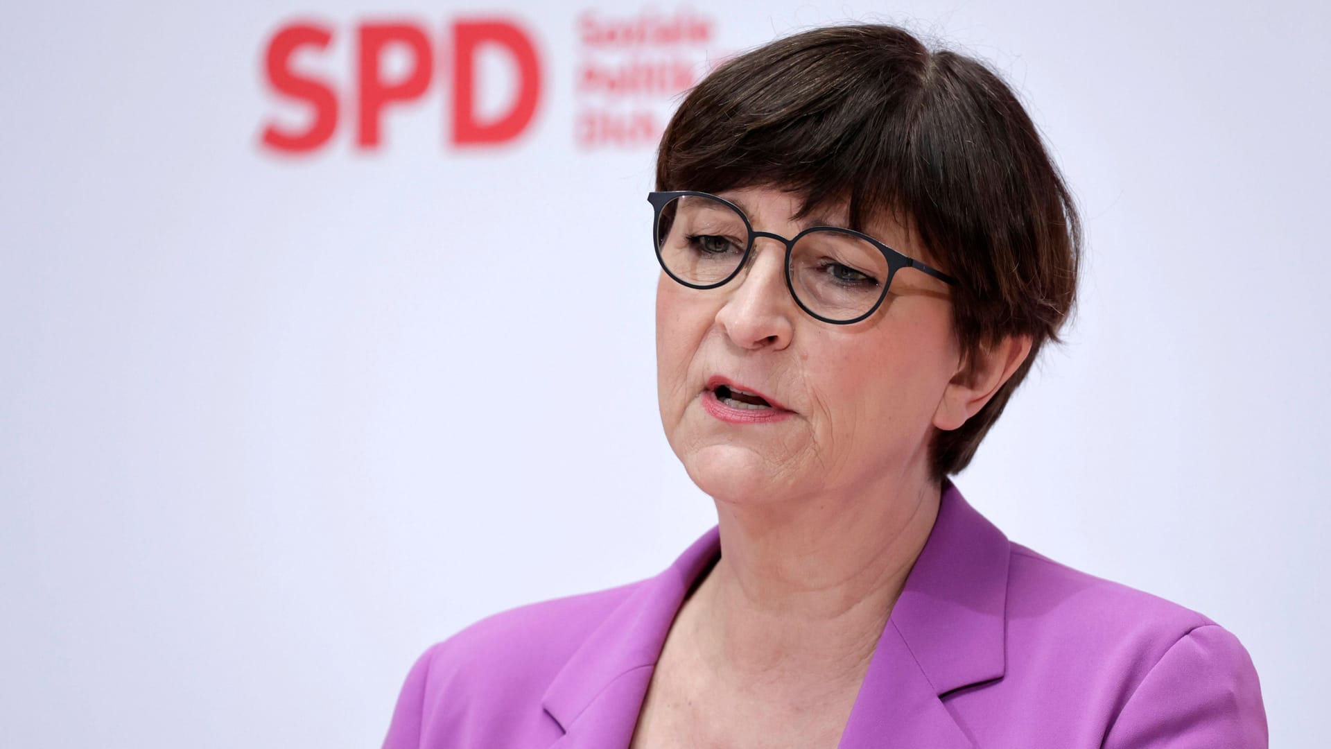 Saskia Esken: "Ich gehe davon aus, dass wir den Betrag von zwölf Milliarden Euro auch brauchen werden." Saskia Esken: "Ich gehe davon aus, dass wir den Betrag von zwölf Milliarden Euro auch brauchen werden."