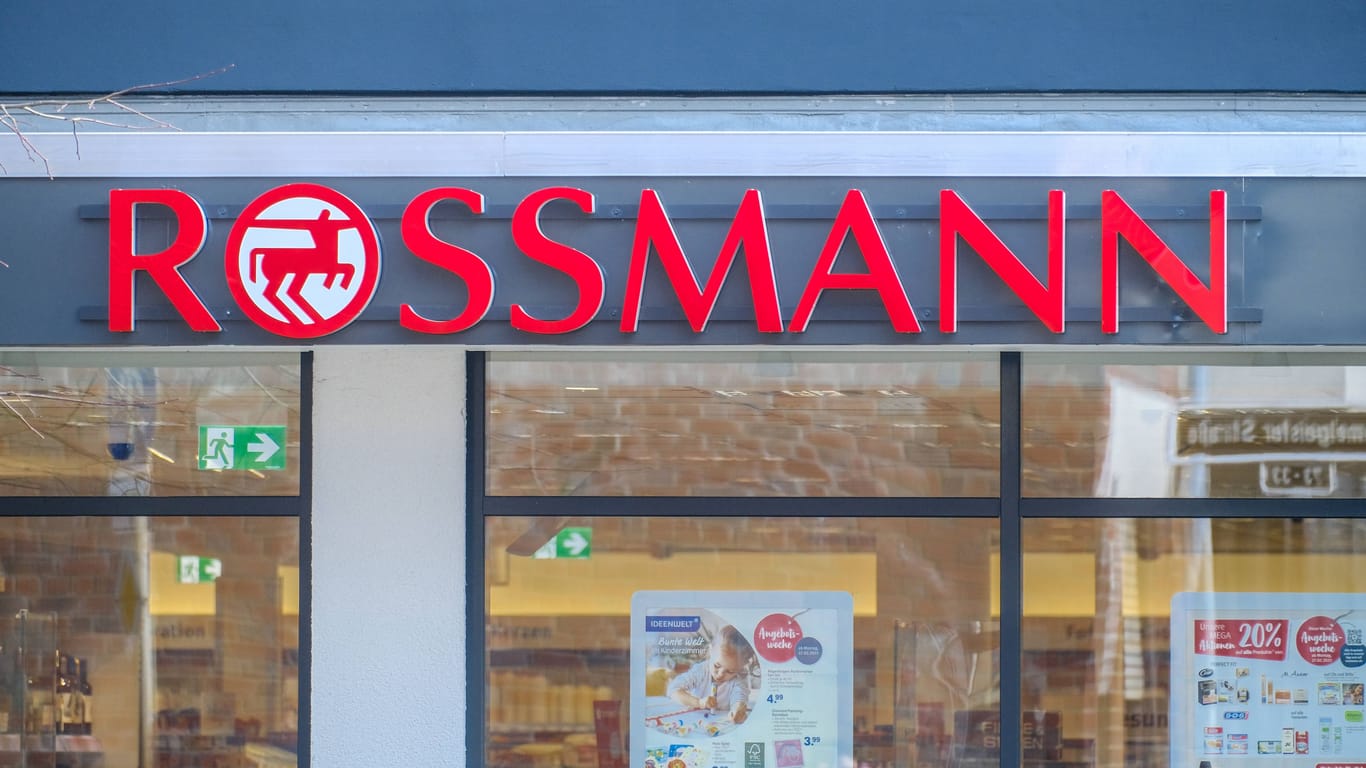Einfach und bequem: Mit dem neuen Service bei Rossmann sparen sich Kunden den Weg zum Bankautomaten.