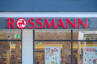 Einfach und bequem: Mit dem neuen Service bei Rossmann sparen sich Kunden den Weg zum Bankautomaten.