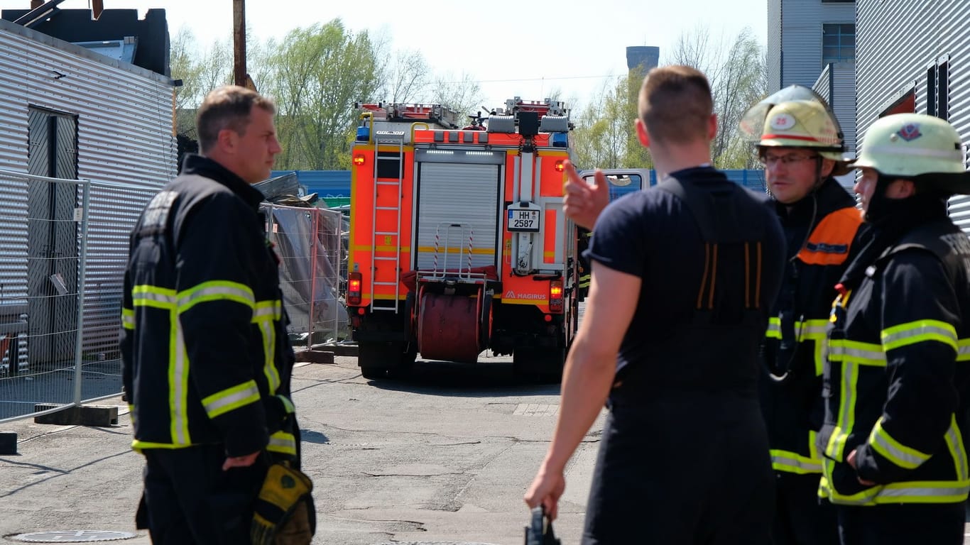 Einsatzkräfte der Feuerwehr an der Brandstelle in der Billstraße: Die Feuerwehr konnte schnell wieder abrücken.