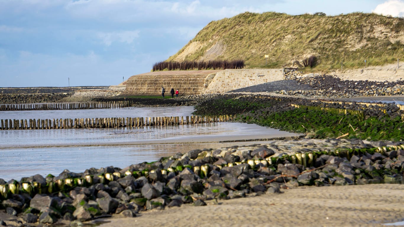 Die sogenannte Hessenwand auf der Insel Spiekeroog (Archivfoto): Die vergleichsweise ruhige Sturmflutsaison kam dem Küstenschutz zugute.