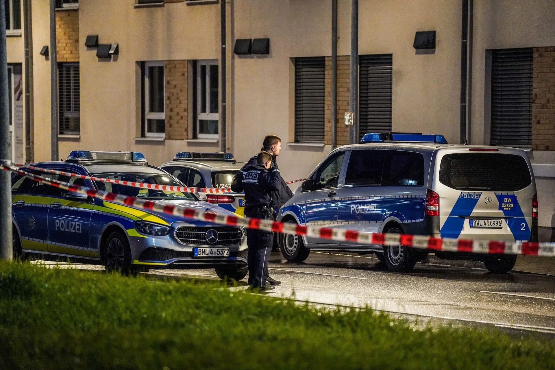 Schüsse in Plochingen: Polizeibeamte sichern den Tatort an dem ein Mann angeschossen wurde. Das Opfer wurde schwer verletzt, schwebte aber nicht in Lebensgefahr.