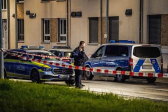 Schüsse in Plochingen: Polizeibeamte sichern den Tatort an dem ein Mann angeschossen wurde. Das Opfer wurde schwer verletzt, schwebte aber nicht in Lebensgefahr.