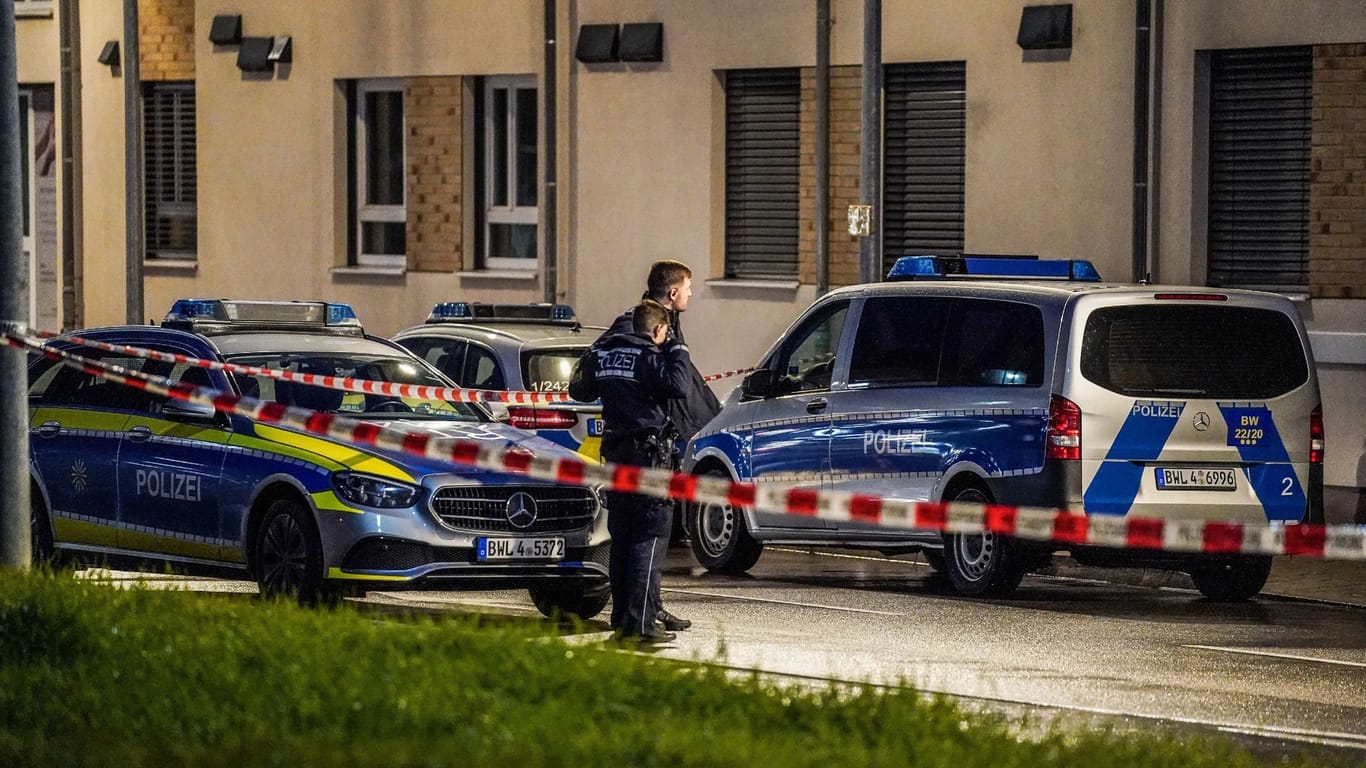 Schüsse in Plochingen: Polizeibeamte sichern den Tatort an dem ein Mann angeschossen wurde. Das Opfer wurde schwer verletzt, schwebte aber nicht in Lebensgefahr.