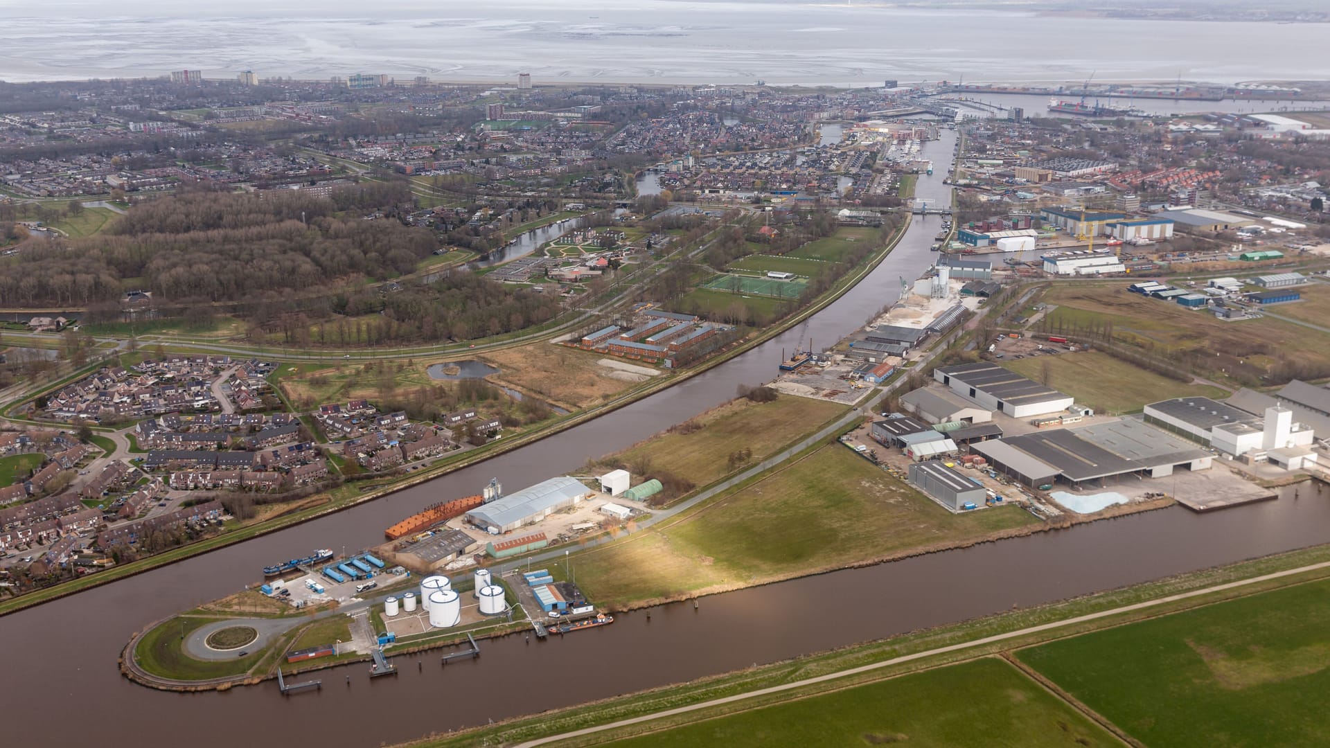 Luftbild der Stadt Delfzijl (Archivfoto): Architekturfans können in der Stadt einige schöne Beispiele der Amsterdamer Schule studieren.