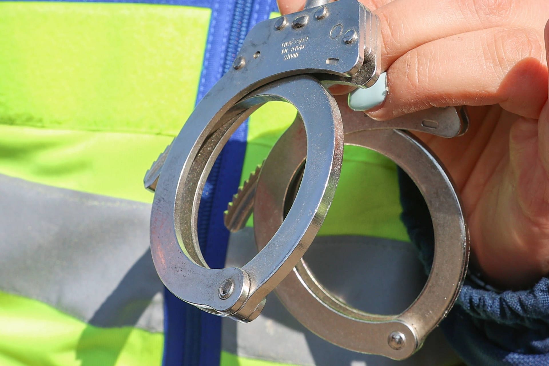 Ein Polizist mit Handschellen: Statt einer Steckdose bekam ein Mann in Frankfurt (Oder) die Gefängniszelle gezeigt. (Symbolbild)