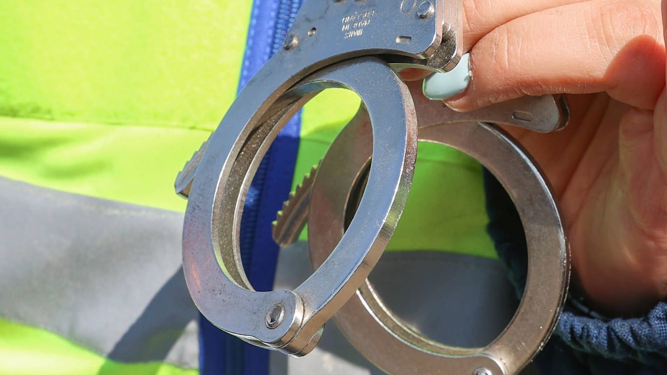Ein Polizist mit Handschellen: Statt einer Steckdose bekam ein Mann in Frankfurt (Oder) die Gefängniszelle gezeigt. (Symbolbild)