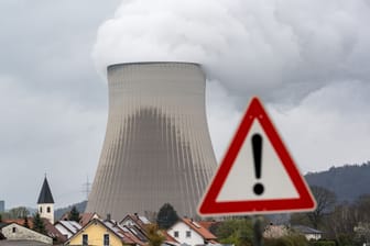Ein Warnschild steht vor dem Kernkraftwerk Isar 2: Das Kernkraftwerk wird vom Stromnetz getrennt.