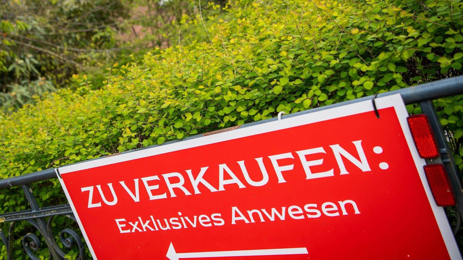 Ein Schild mit einem Pfeil und der Aufschrift "Zu Verkaufen: Exklusives Anwesen" weist auf eine Immobilie hin: Erstmals seit vielen Jahren fallen die Preise für Immobilien – auch an der Nord- und Ostsee.