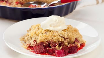 Rhubarb crumble: It is best to serve the dessert while it is still warm.