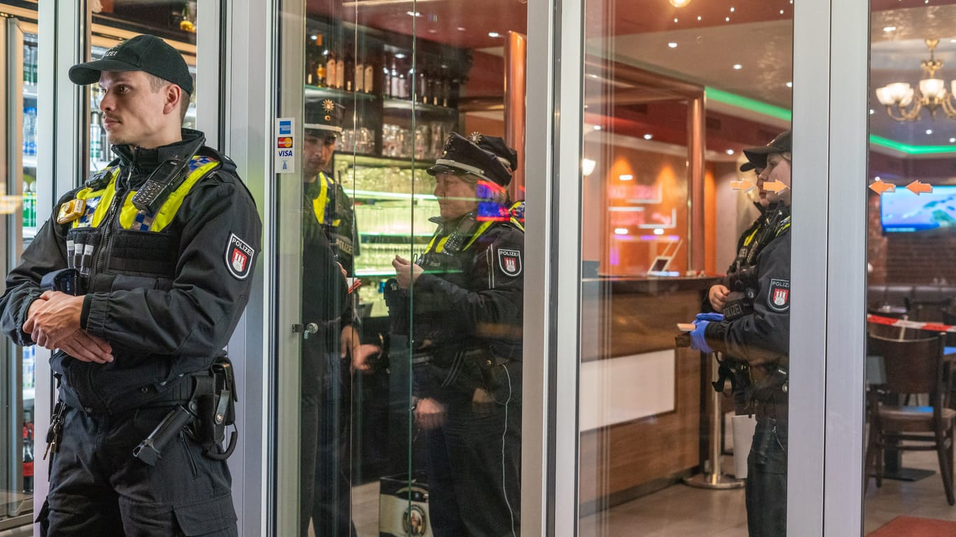 Einsatzkräfte am Tatort auf der Reeperbahn: Die Ermittler gingen noch in der Nacht auf Spurensuche.