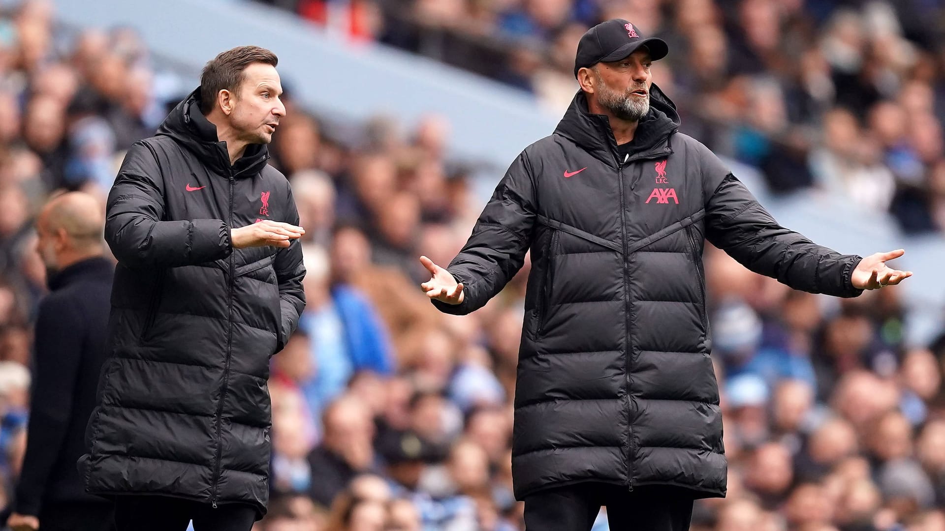 Jürgen Klopp (r.) mit seinem Co-Trainer Pep Lijnders: Gegen Manchester City kassierte Liverpool eine heftige Niederlage. Jürgen Klopp (r.) mit seinem Co-Trainer Pep Lijnders: Gegen Manchester City kassierte Liverpool eine heftige Niederlage.
