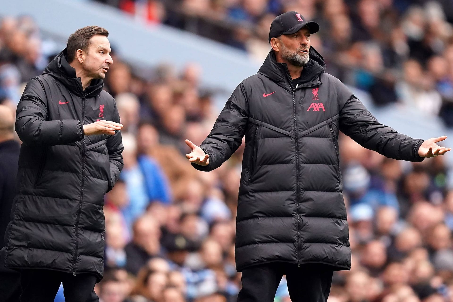Jürgen Klopp (r.) mit seinem Co-Trainer Pep Lijnders: Gegen Manchester City kassierte Liverpool eine heftige Niederlage.